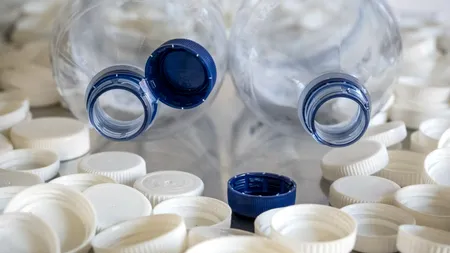 Sticlele de plastic cu CAPACE atașate devin obligatorii. Comercianții riscă sancțiuni drastice pentru stocurile vechi