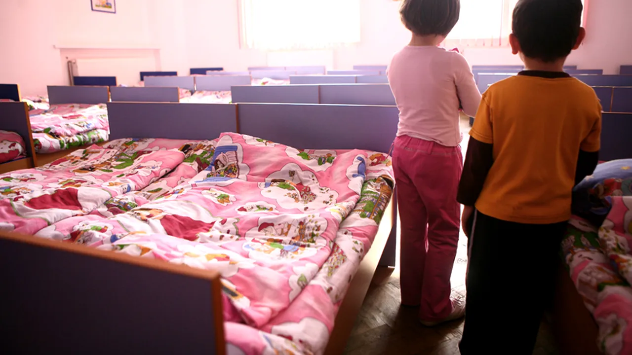 Inițiativă legislativă: Părinții care pleacă în străinătate trebuie să anunțe în grija cui lasă copiii