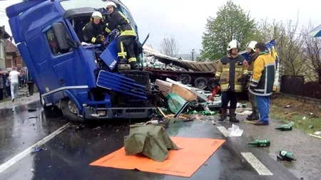 Două tiruri s-au ciocnit frontal pe DN 13: unul dintre șoferi a murit pe loc
