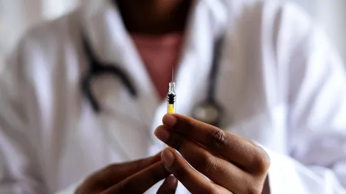 8 ȘTIRI DE LA ORA 8. Testarea vaccinului anticoronavirus, sub semnul întrebării, după ce un participant s-a îmbolnăvit în mod „inexplicabil”