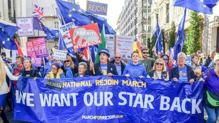 Sute de britanici au ieșit în stradă pentru revenirea Regatului Unit în UNIUNEA EUROPEANĂ, la cinci ani de la Brexit