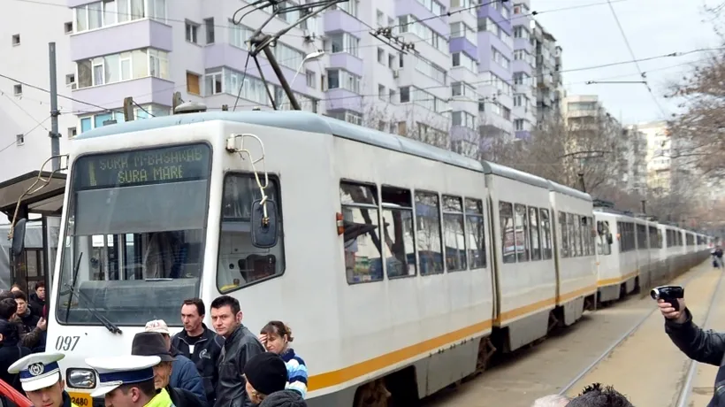 Cine este de vină pentru accidentul de tramvai din București. Polițiștii au găsit urme de bitum pe o șină din zona accidentului