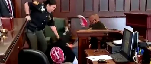 Momente șocante surprinse în sala de judecată: Doi frați l-au atacat pe criminalul mamei lor iar unul dintre ei a trebuit să fie oprit cu șocuri electrice - VIDEO
