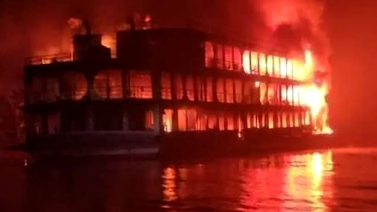 Bangladesh: 30 de morți după ce un feribot a luat foc. Unii dintre cei 300 de pasageri au sărit în apă și sunt căutați de autorități