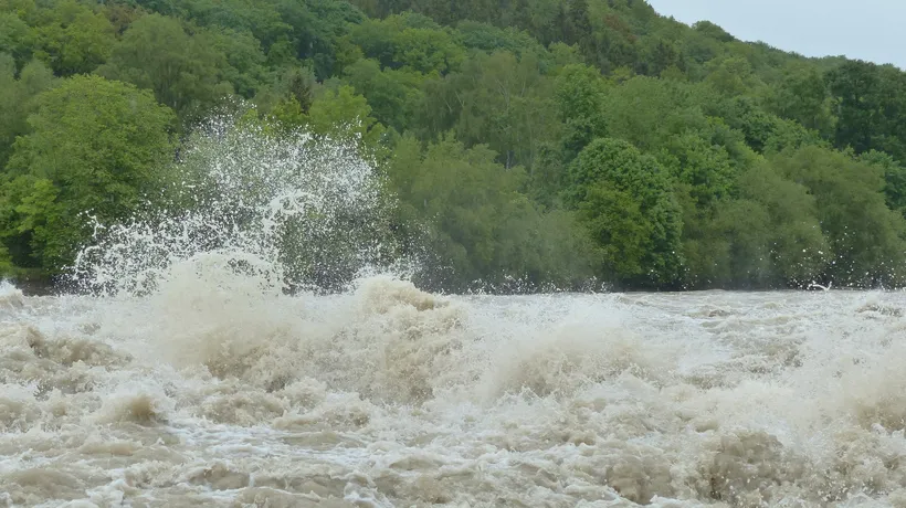 Cod portocaliu de inundații pe râuri din șase județe, până vineri la prânz. Alte râuri sunt sub avertizare cod galben