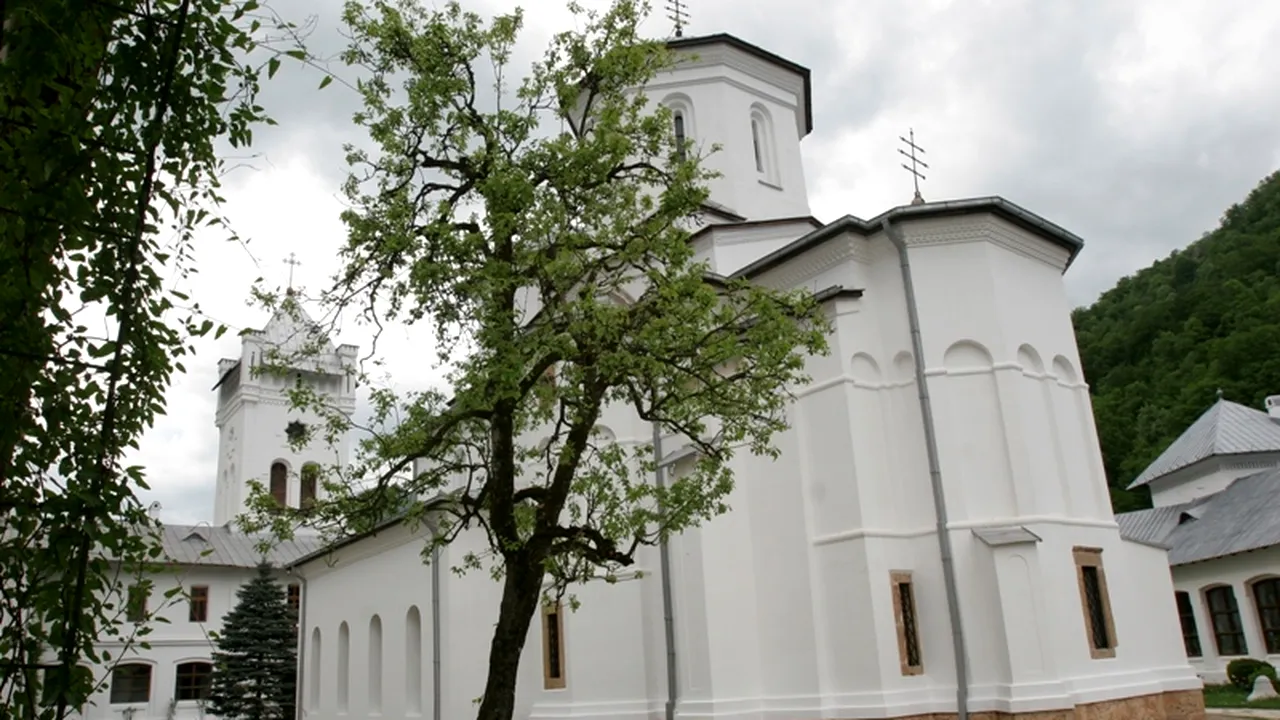 Mugur Isărescu, prezent la ceremonia de începere a lucrărilor de construcție la Muzeul Tezaurului de la Tismana. Primar: 