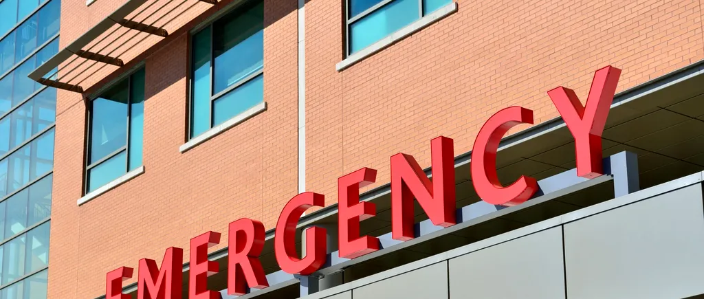 Un bătrân a murit după ce a așteptat 11 ore pe holurile unui spital ca să se elibereze un pat