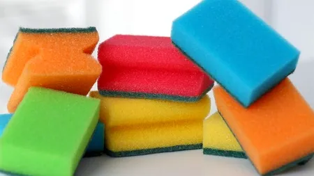 MOTIVUL pentru care bureții de bucătărie au culori diferite. Nu sunt alese întâmplător! Ce înseamnă fiecare culoare, de fapt