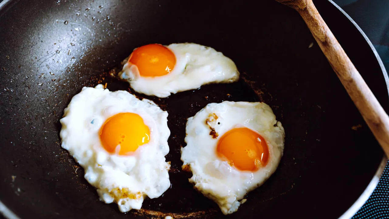 Ce trebuie să pui în TIGAIE ca să-ți iasă ochiurile perfecte. Ingredientul banal la care nu te-ai fi gândit