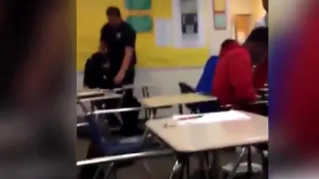 Ce reacție a avut un polițist din SUA, după ce o elevă a refuzat să părăsească sala de clasă
