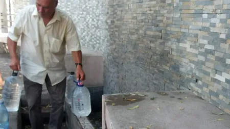 Localităţi din Dolj cu restricţii la apă, în zile caniculare. Oamenii au ajuns să se spele la cișmelele stradale