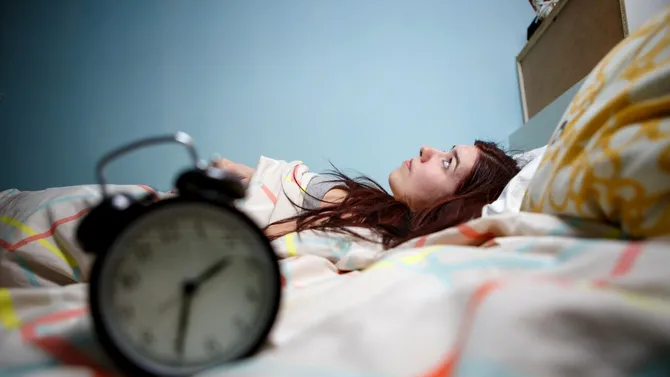 Trucul psihologic care te ajută să ADORMI la loc dacă te trezești la 3 dimineața. Trebuie doar să rostești patru cuvinte magice