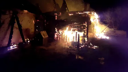 Un bărbat din Vaslui și-a dat foc la casă, apoi a încercat să se sinucidă