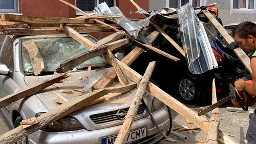 FOTO-VIDEO | Un acoperiș smuls de vânt a căzut peste mai multe mașini, într-o localitate din Alba. Județul se află sub cod portocaliu de instabilitate atmosferică