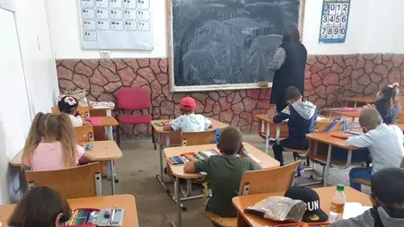 Școala s-a mutat la restaurant. Peste 150 de elevi au început anul școlar într-un salon de nunți! (FOTO)