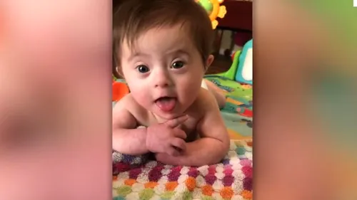 O fetiță care suferă de sindromul Down îi zâmbește mamei sale, într-un clip emoționant: „Oh, ești cea mai drăguță din lume VIDEO