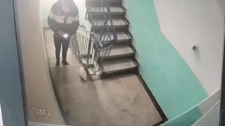 JOCUL DE-A TÂLHĂRIA. S-a întins în scara blocului și i-a cerut soției să sune la 112. Camerele de supraveghere au surprins ÎNSCENAREA