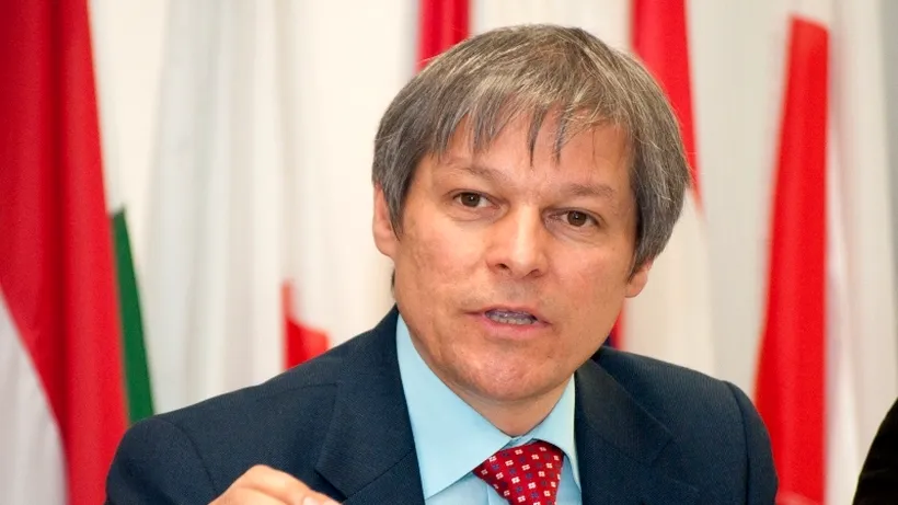Comisarul Dacian Cioloș: Laptele vărsat în câmp, un gest extrem. Iresponsabilitatea pune lacătul pe ferme