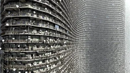 Blocul în care locuiesc 30.000 de oameni. Clădirea se numește Regent International și a fost construită, inițial, ca un hotel de lux