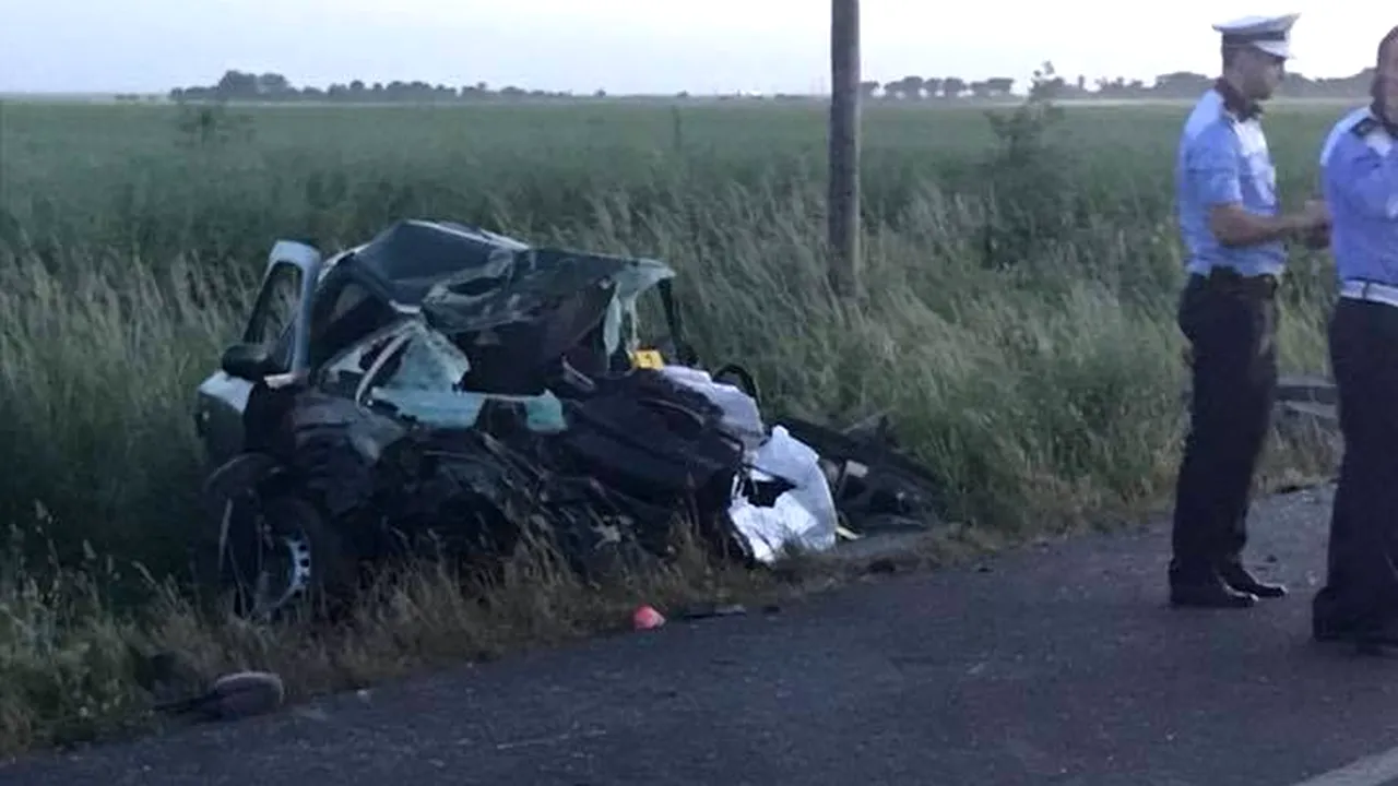 Un mort și șapte răniți, după ce un microbuz de transport persoane s-a ciocnit cu un autoturism în județul Timiș