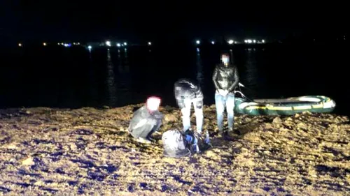 Zece persoane au traversat Dunărea cu o barcă gonflabilă (VIDEO)