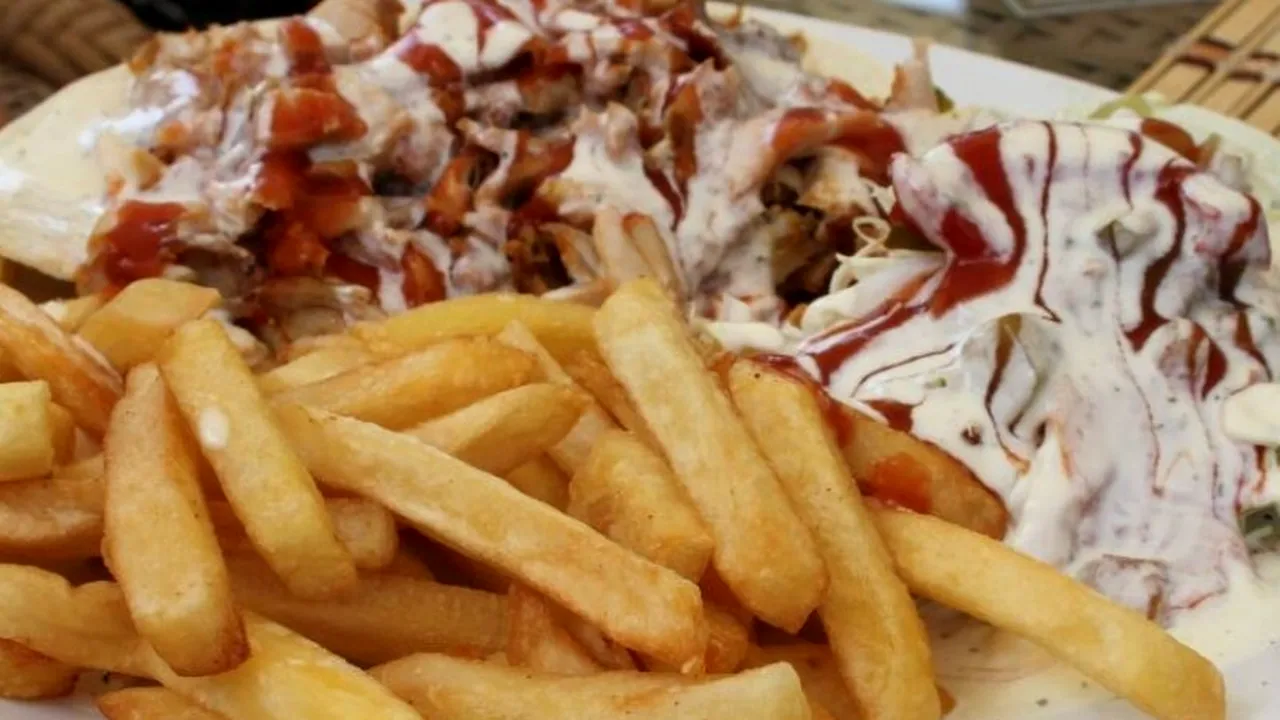 Mâncarea la care bucureștenii nu renunță niciodată: care este cel mai comandat preparat