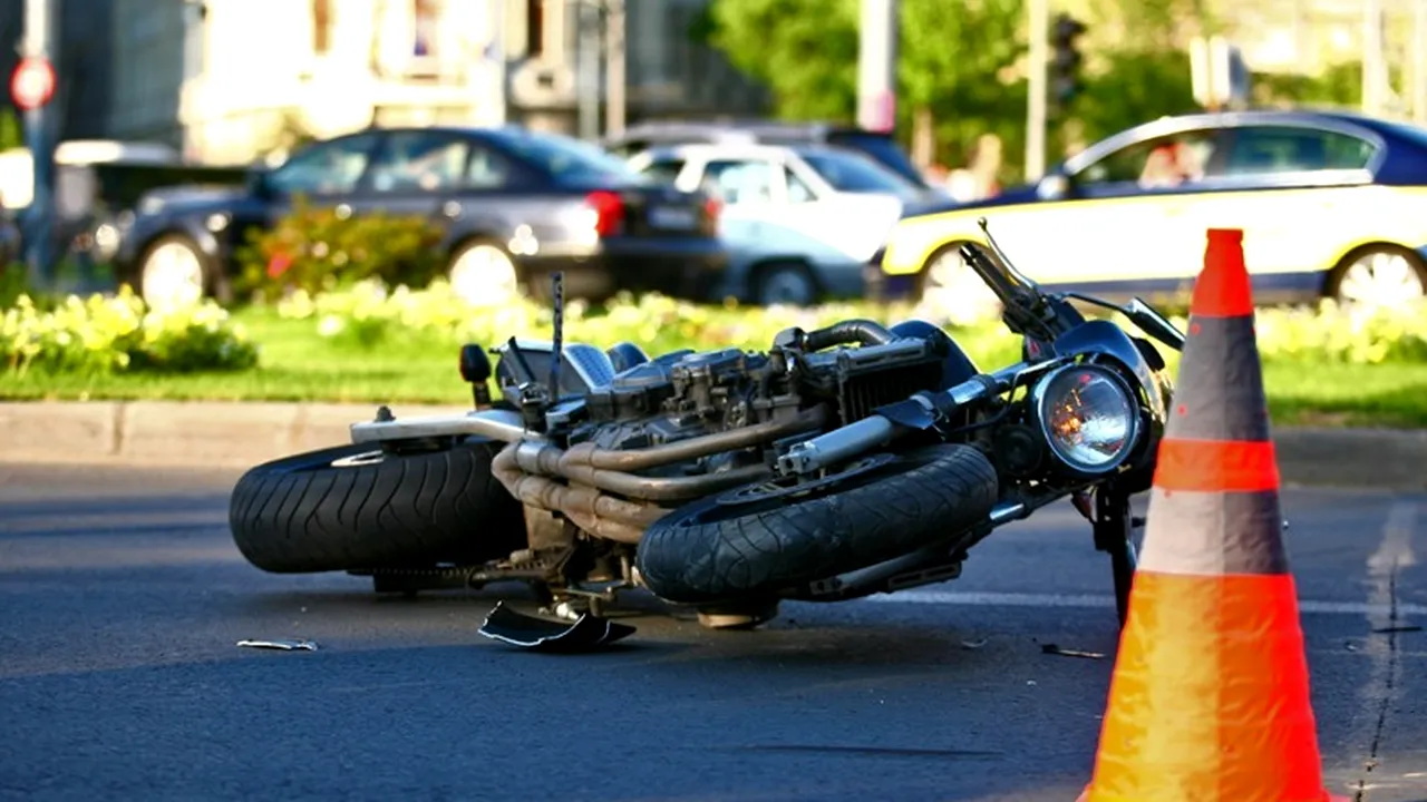 Un motociclist a murit după ce s-a izbit de o mașină de descarcerare, sosită la un alt accident