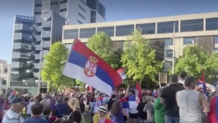 Fanii lui Novak Djokovic au dansat în fața hotelului unde este reținut sportivul, în semn de protest