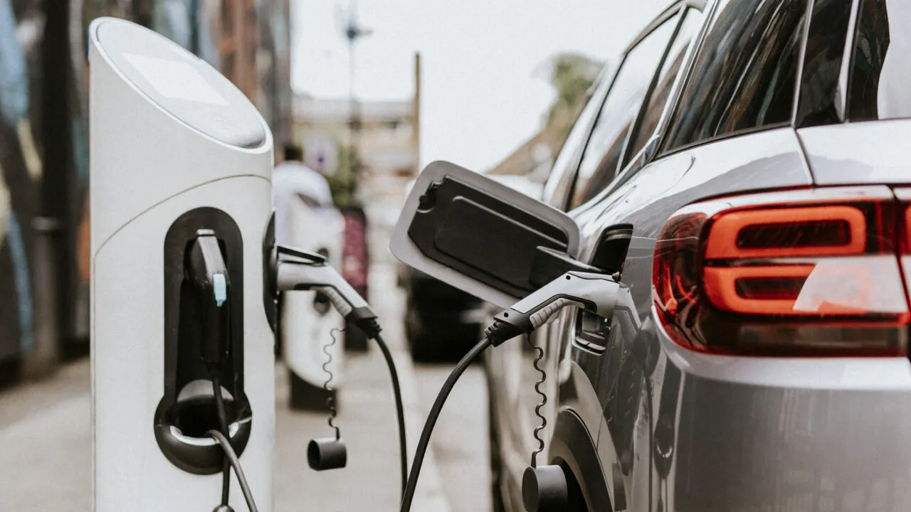 Mașinile pe benzină și motorină pierd teren în fața vehiculelor electrice după saltul uriaș al prețurilor la pompă