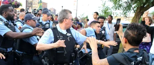 Protest violent la Chicago, după ce un polițist A ÎMPUȘCAT un tânăr de culoare