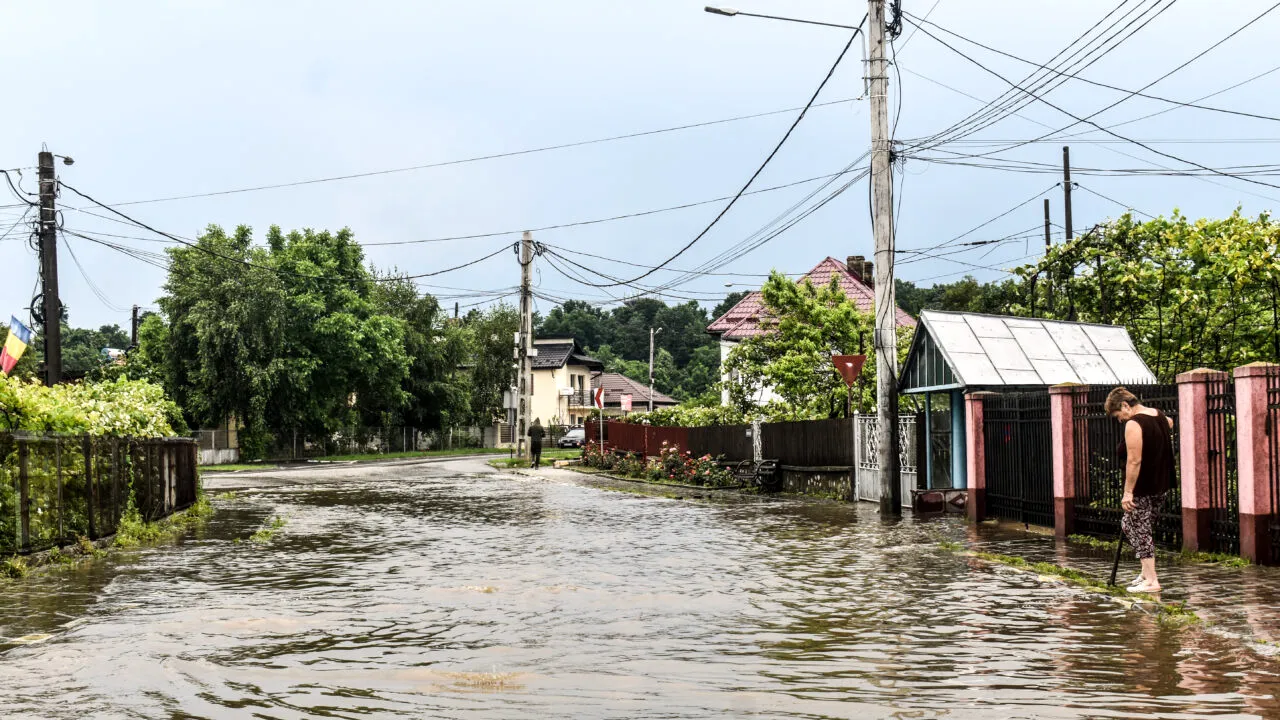 Cod galben de INUNDAȚII pe râuri din sud-vestul țării. Care sunt zonele vizate