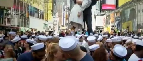 Zeci de cupluri au refăcut sărutul din celebra fotografie realizată în 1945, în Times Square