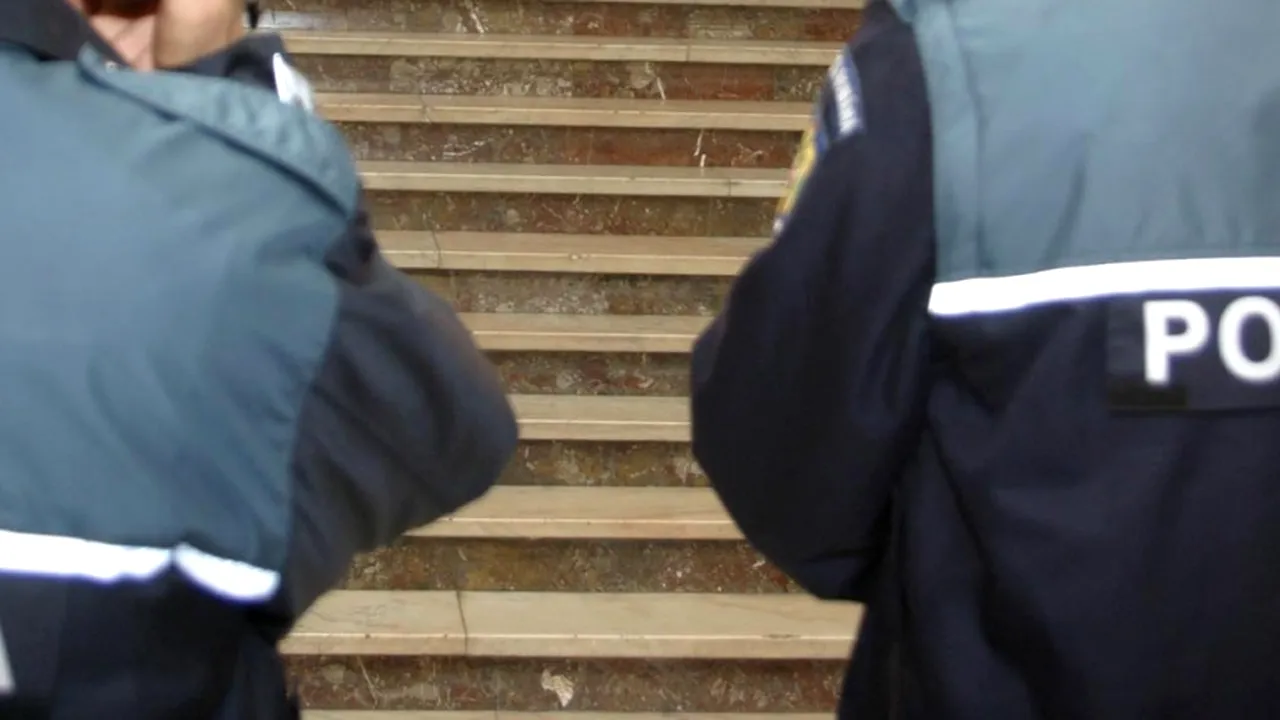 Elev sechestrat și tâlhărit de colegi de liceu într-o scară de bloc