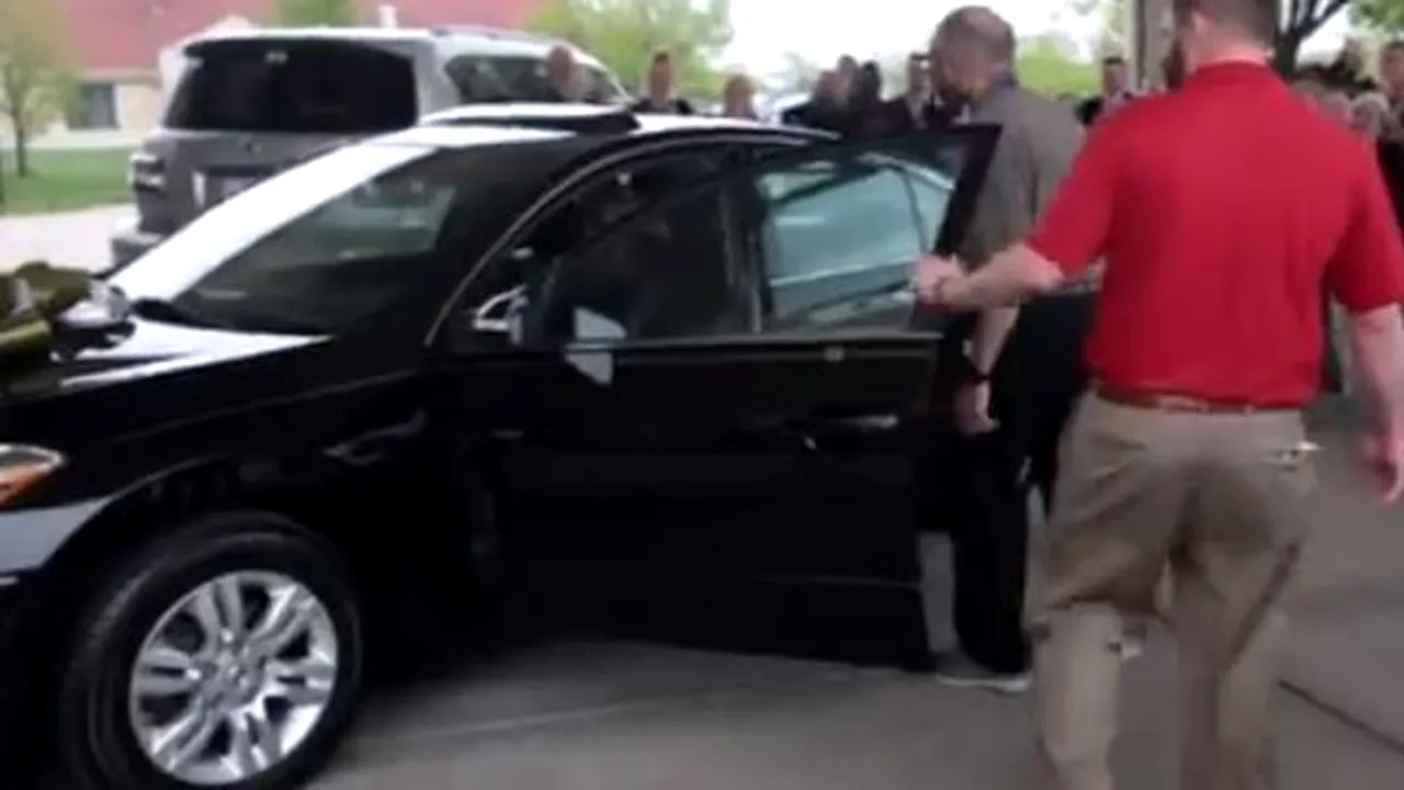 Un bărbat de 60 de ani, care a mers cu bicicleta la serviciu în fiecare zi în ultimii 5 ani, a primit o mașină gratuită - VIDEO