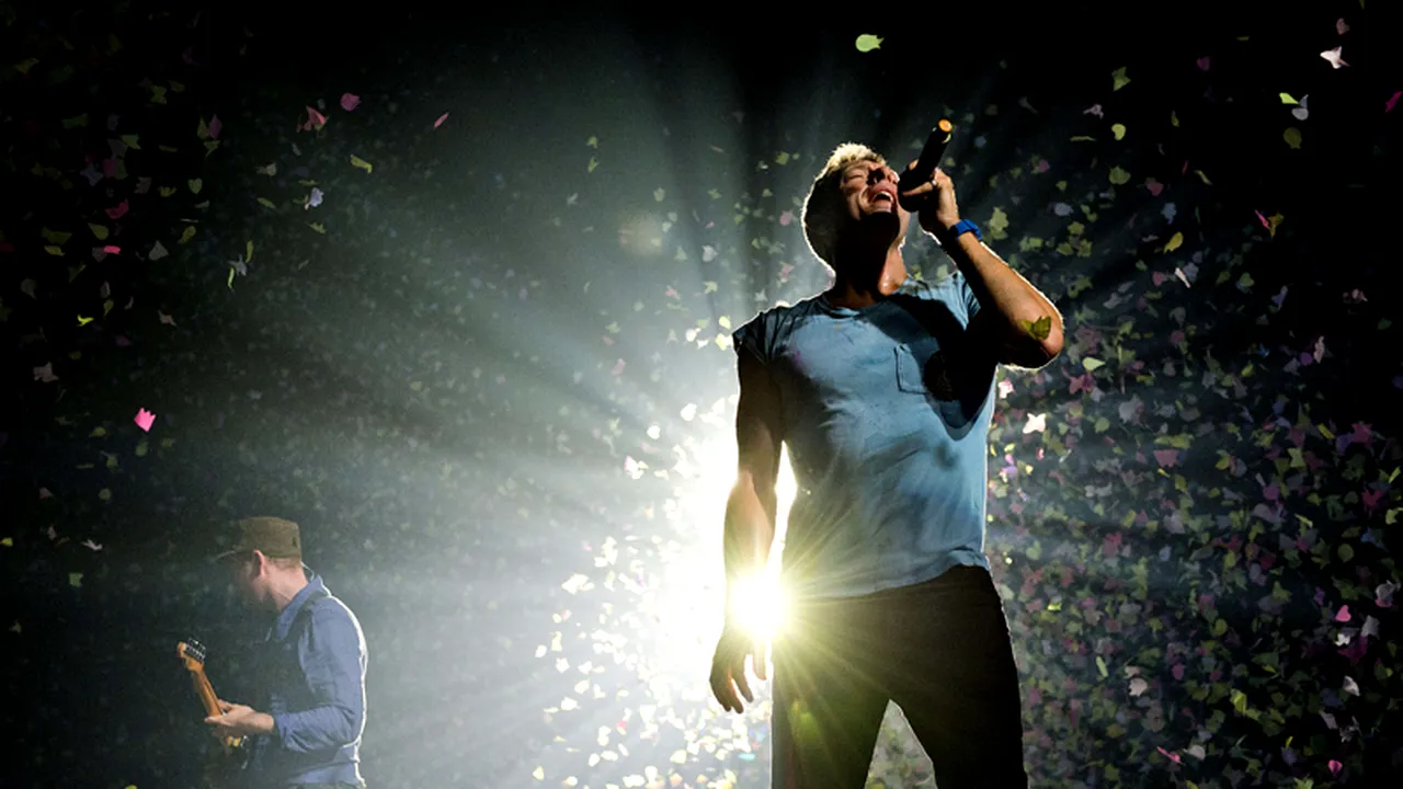 Momente emoționante surprinse la un concert Coldplay. Cum a fost purtat pe brațe până la scenă un fan în scaun cu rotile. VIDEO