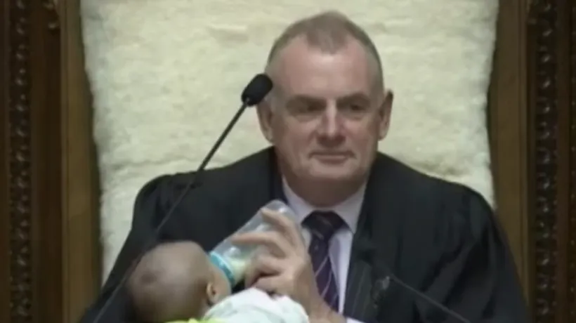 Președintele Parlamentului din Noua Zeelandă, filmat în timp ce hrănea un bebeluș la o dezbatere - VIDEO