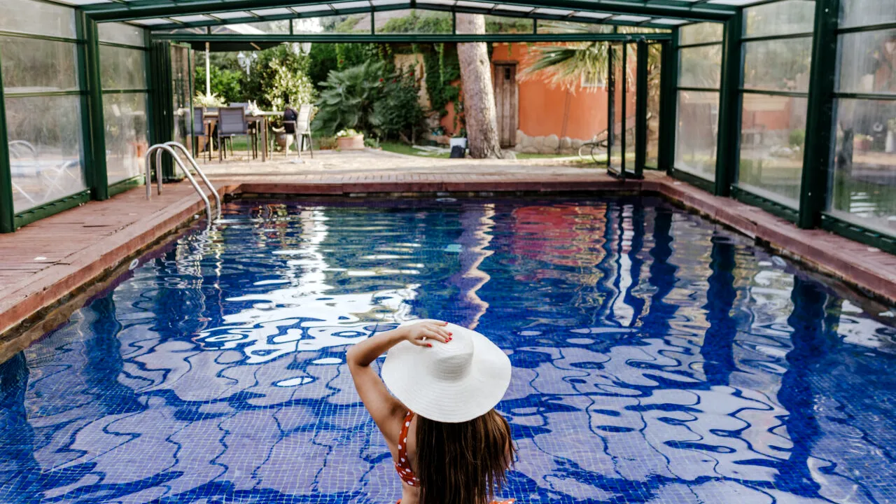 Piscinele nu mai sunt un moft, ci o necesitate, în hotelurile din țară. Locul care găzduiește un bazin suspendat de 400m2