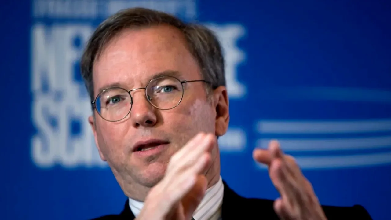 Eric Schmidt, fost CEO Google, huiduit de absolvenții Universității din Arizona, când ținea un discurs despre inteligența artificială