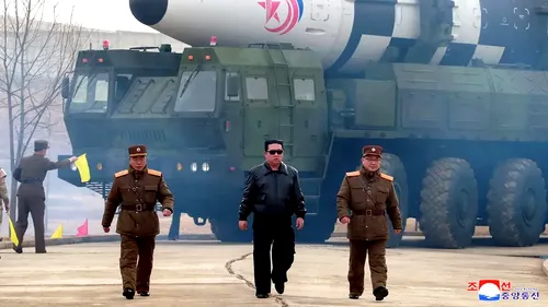 Coreea de Nord a lansat 3 rachete balistice după ce a raportat primul focar de COVID