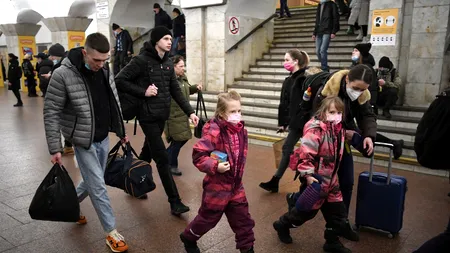 FOTO | Imagini sfâșietoare din Ucraina. „Adăpostul se umple de copii care țin în mâini cărți de colorat”