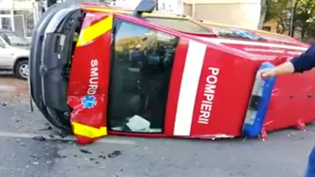 Patru răniți, dintre care doi paramedici, după impactul dintre o mașină și o ambulanță SMURD într-o intersecție din Pitești