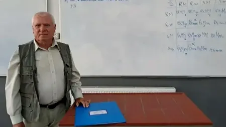 Povestea incredibilă a profesorului care predă fizică și chimie de peste jumătate de secol