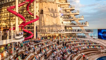 Cum arată viața la bordul celei mai mari nave de croazieră din lume. GALERIE FOTO