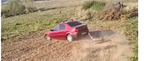 VIDEO | Imagini virale cu o Dacie Logan folosită pe post de tractor de către un brașovean