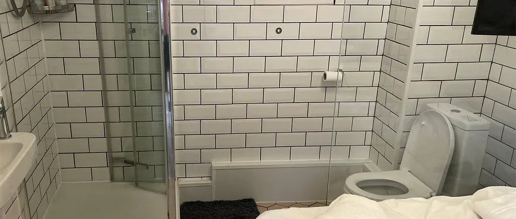 Un turist a închiriat o cazare în LONDRA, prin Airbnb. Când a ajuns, a avut șocul vieții: Camera era, de fapt, o toaletă!