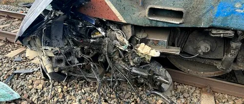 Un bărbat a murit după ce mașina în care se afla a fost făcută țăndări de un tren