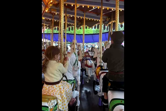 Prin&#539;ul Harry &#537;i Meghan Markle, &icirc;n mijlocul unei controverse dup&#259; vizita la Disneyland cu copiii. O fotografie de familie le-a adus un val de CRITICI