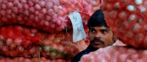Creșterea de peste trei ori a prețului cepei în ultimul an în India pune în pericol guvernul. Două guverne au căzut în ultimele decenii din cauza acestei probleme