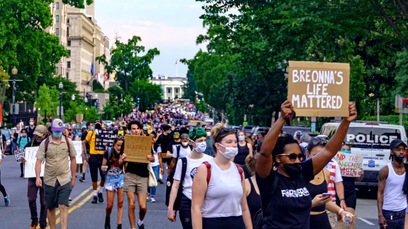 Polițiști împușcați în Louisville! America, sub imperiul revoltelor violente - VIDEO