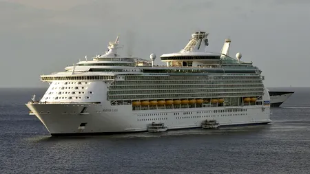 VIDEO | Pasagerul unui vas de croazieră, căzut peste bord, găsit după 15 ore petrecute în mare. Imagini dramatice de la operațiunea de salvare